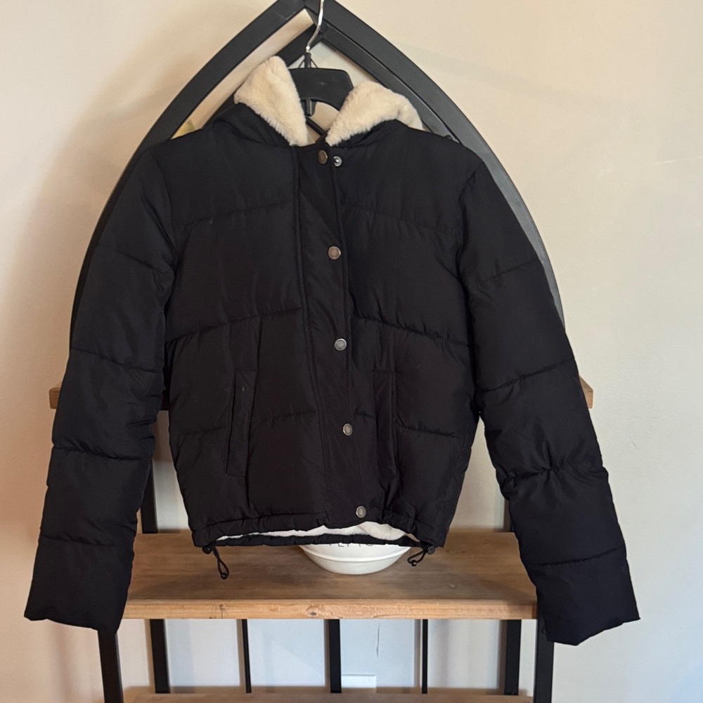 Hollister Black Puffer Jacket with Cream Hood xxs